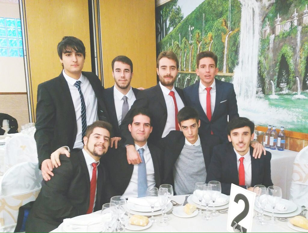 pascu2802's tweet photo. Buena noche con buena gente #CenaDade'15 @AroenWeind1189 @DLlorens18 https://t.co/S5MfcVm7PK