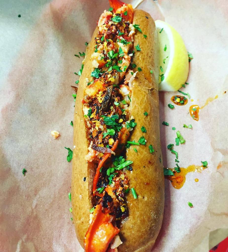 lobsterkitchen's tweet photo. #lobster #lobsterroll #bloomsbury #fitzrovia #oxfordstreet #christmas #snack #foodie #lobsterlovers #tastytreat #yu… https://t.co/jdem2jEWc6