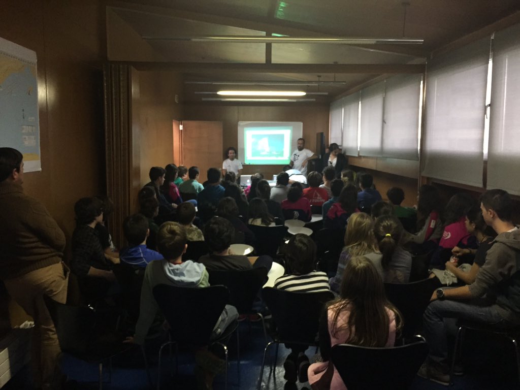 Satanas304's tweet photo. Comienzo charla sobre @MiniTransat2015 con chic@s escuela de vela CEAR Santander @oficial_rfev @PadresCEAR_Vela https://t.co/Np4d2Owigp