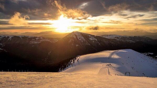 marchesitrova's tweet photo. Domani "Neve, Sci e tanto Divertimento" a #Frontignano atmosfera perfetta per le feste! #turismo #marche #Neve #Sci https://t.co/XjA637rniC
