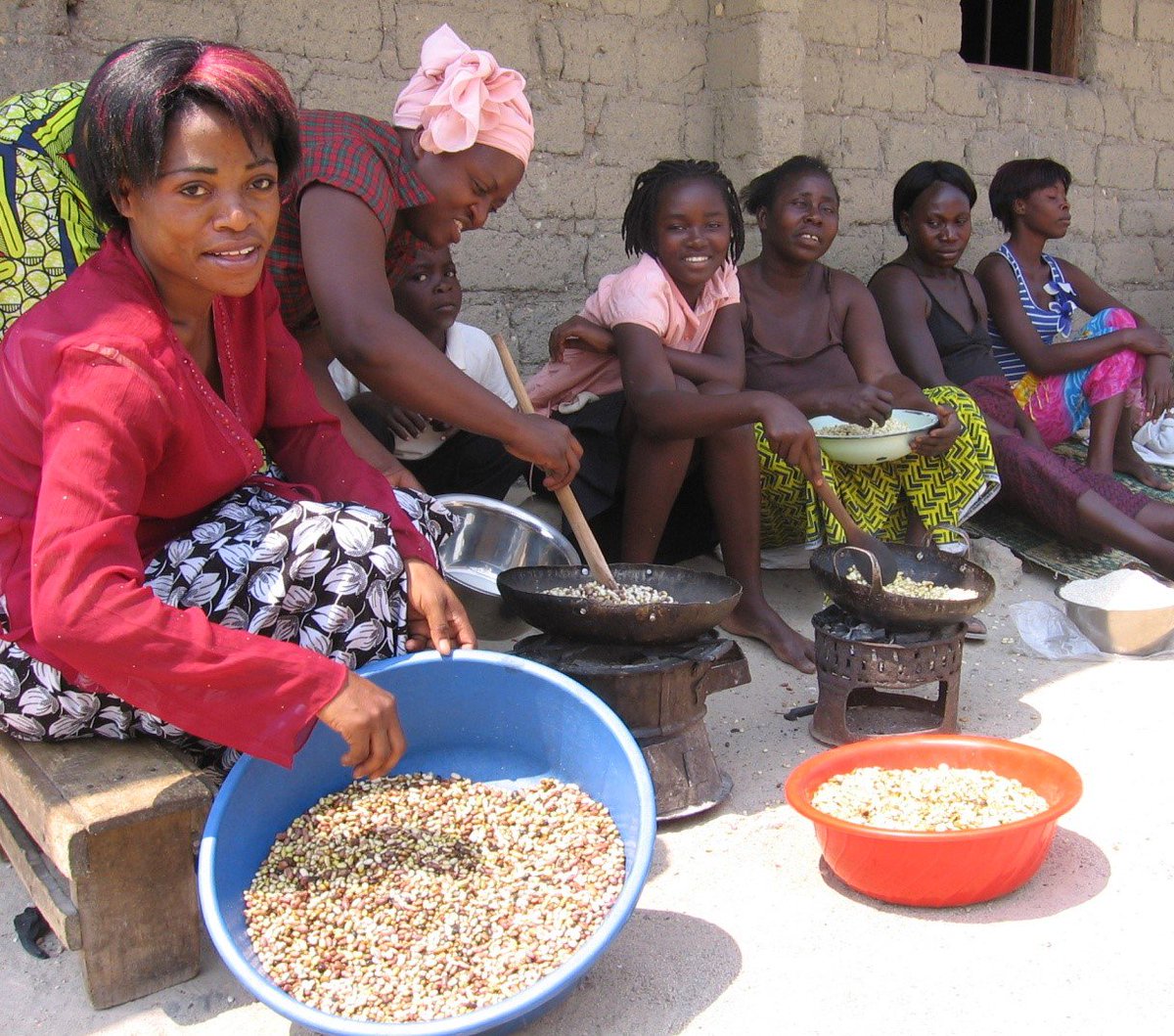 outreachintl's tweet photo. #OutreachInAction: Parents from Kapisha in #Zambia gather to prepare meals as part of the school lunch program. https://t.co/tCQUukRRYx