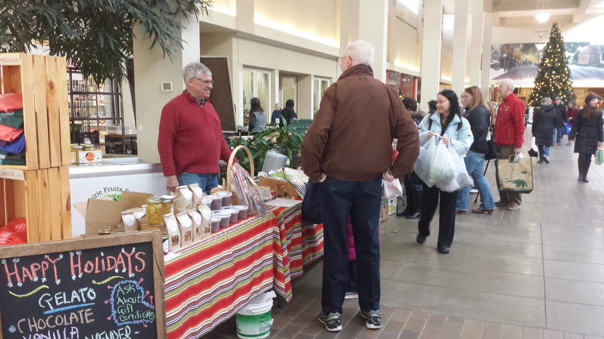 LandConnection's tweet photo. We're spending our Saturday morning with friends at Urbana's Holiday Market! @urbanabusiness @PrairieFruits https://t.co/MrfSa5KAj2