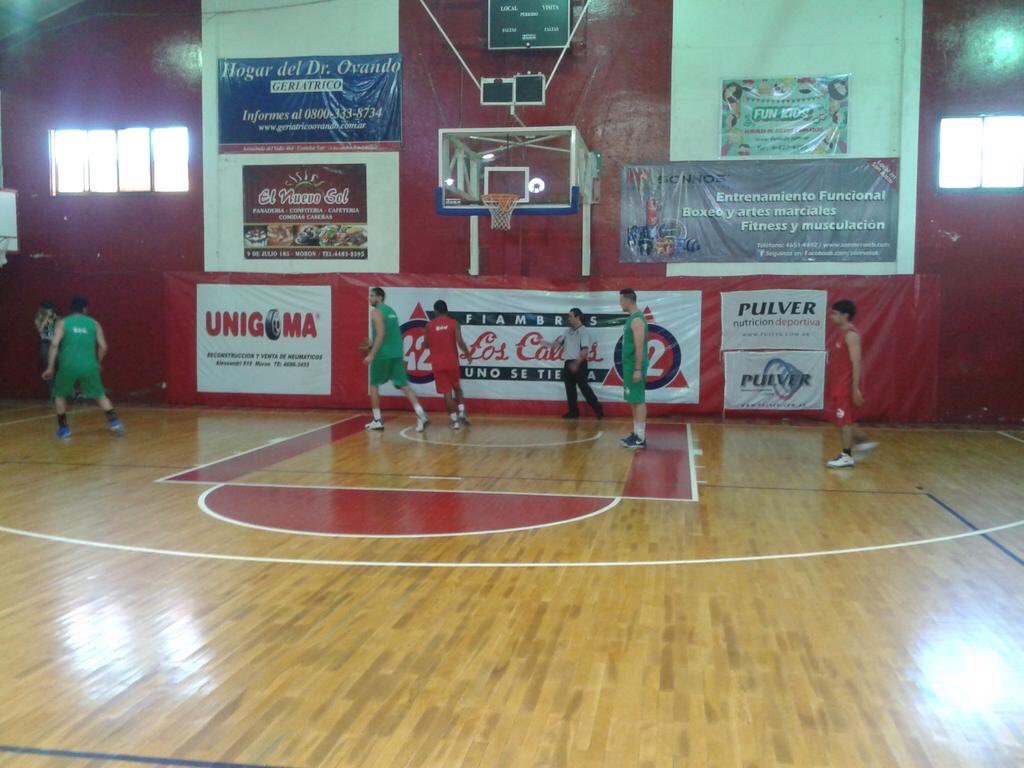 ucubasquet's tweet photo. Lindo día de básquet y amigos en @MoronBasket con el 3X3 de #UCUEventos. Más de 130 jugadores! https://t.co/N7Z8FaP3dT