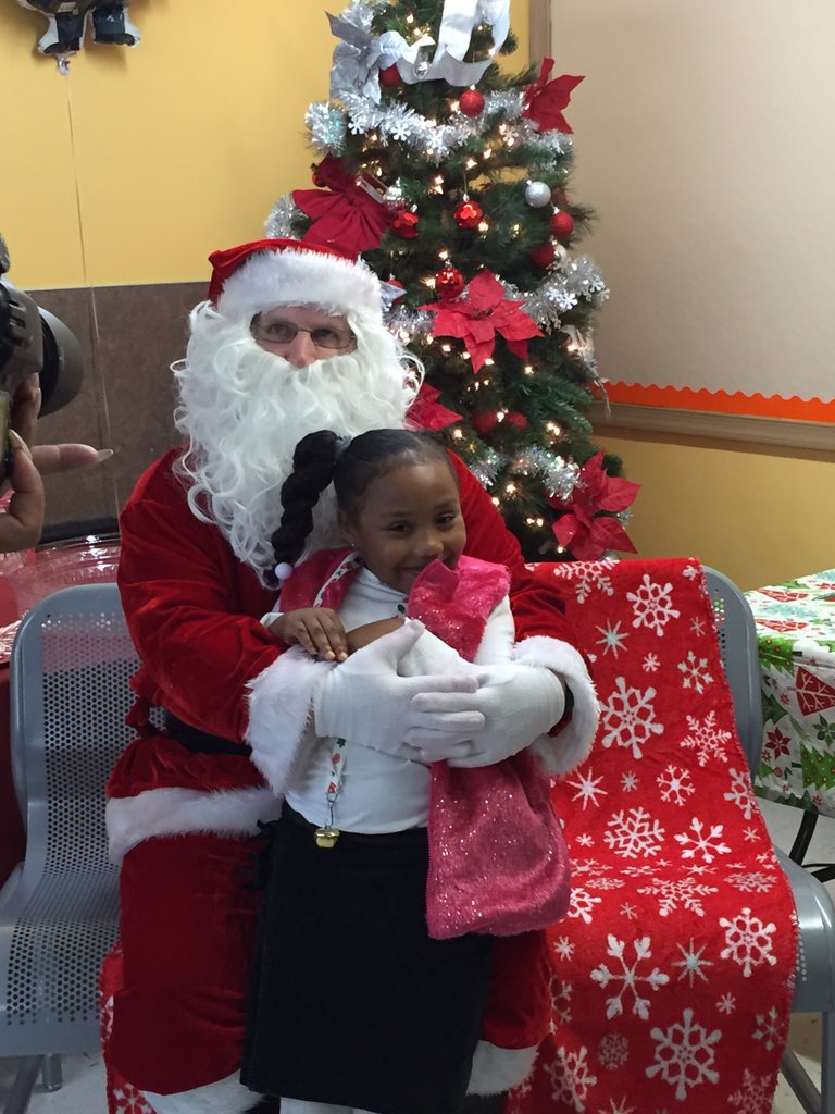 NewportNewsPD's tweet photo. #shopwithacop #nnpd #nnso #nnfop https://t.co/RLiIMFyt6J