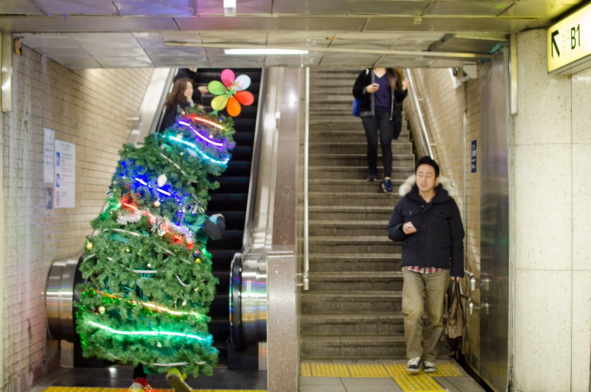 Joseph Tame 飯田橋駅の天井が低い Iidabashi Station Not Designed With Christmas Trees In Mind T Co Eupe7gbbcr T Co Duvoh9jtcs