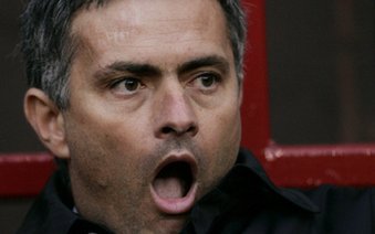 iamgillesNG's tweet photo. #Mourinho sur son canapé suivant le match! Les FDP ils ont attendu que je parte pour jouer au foot #CHESUN #CFCLive https://t.co/Uh0gVY7yfb