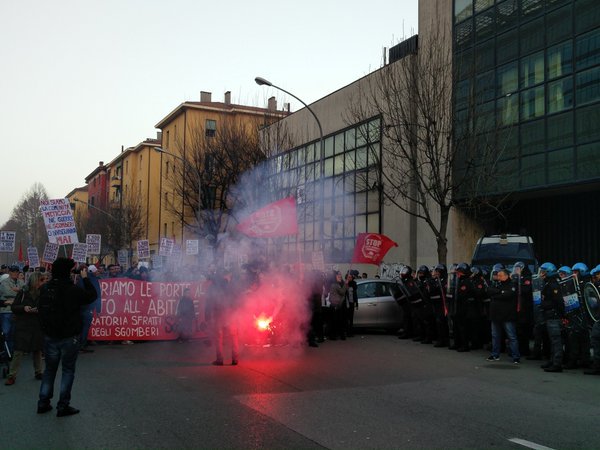 Lab_Crash's tweet photo. resistiamo un minuto più di voi gridano i manifestanti a #Bologna di fronte all' #ExTelecom blindata _ #casa https://t.co/HwOYEjMWa3