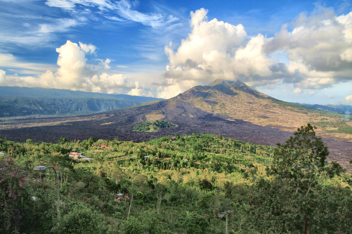places_of_earth's tweet photo. Mount Batur, Indonesia 🗻😍 https://t.co/9KNRmNifOY