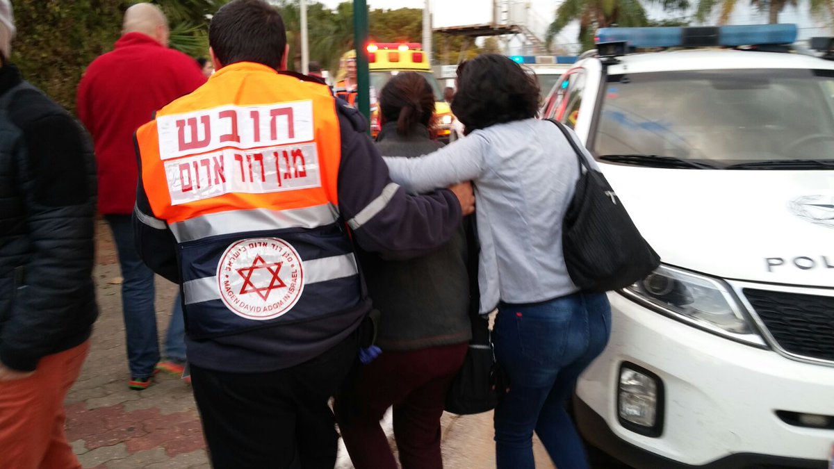 Palestino hiere al menos a tres palestinos en Tel Aviv - CWmUmuaXIAE1Zf6