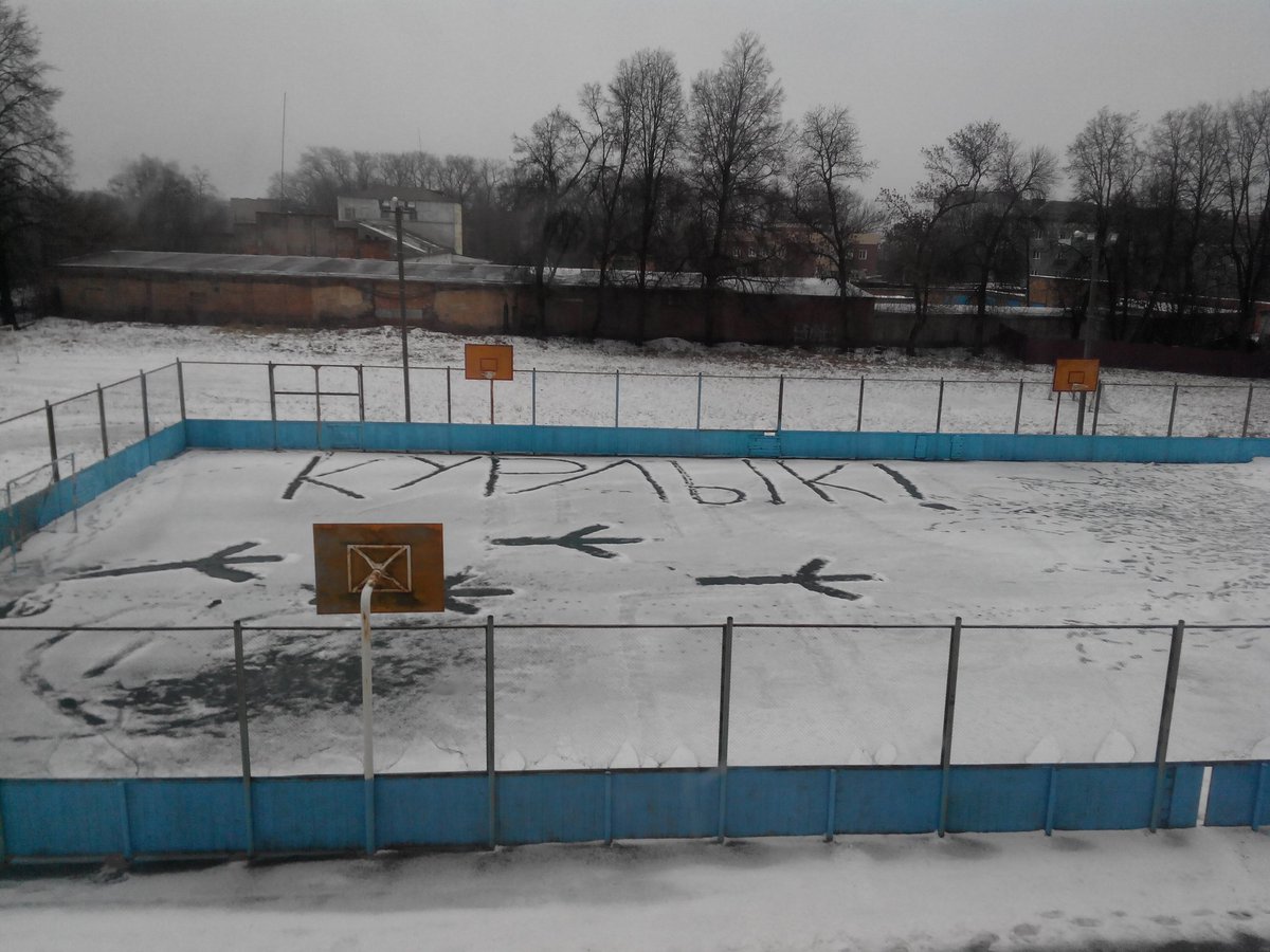 lthsdetails_'s tweet image. Спускаюсь я по лестнице в шк, заглядываю в окно и просто...