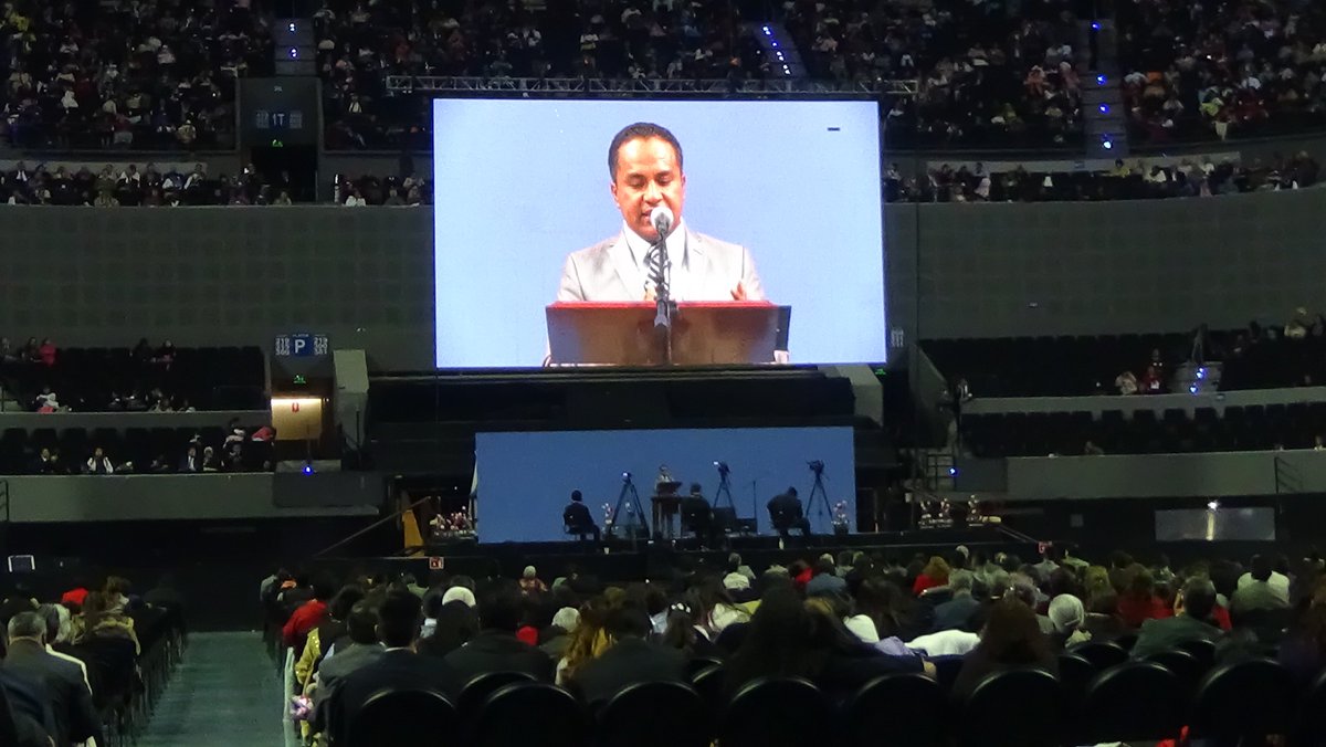 esanche19009760's tweet photo. Inicia el segundo día de la asamblea de los testigos de Jehová en la arena México.  @lopezdoriga @Excelsior https://t.co/YlnOkPDZhu