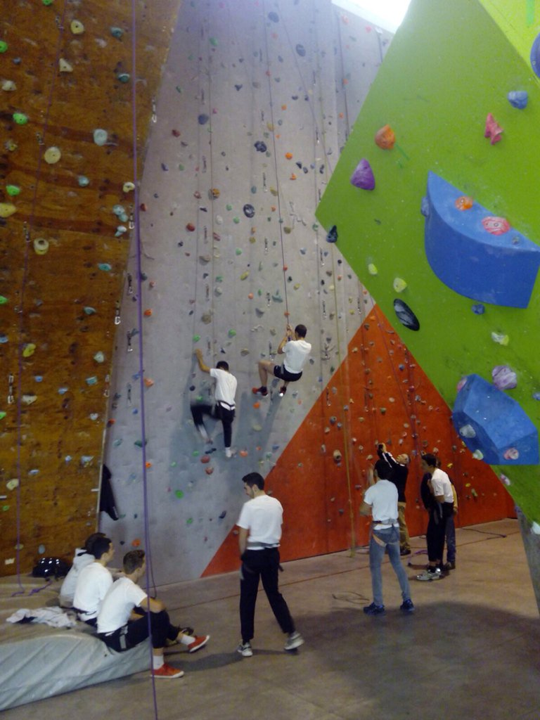 EqFinisher's tweet photo. Pasándolo como niños pequeños en el rocódromo de https://t.co/PL0cfGc2LU :) https://t.co/BQ13Xas8MA