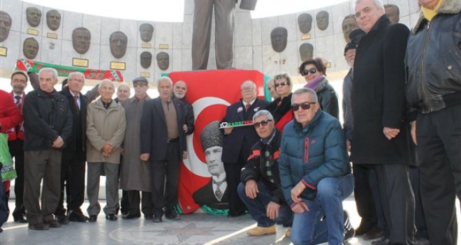 Dünya Karşıyakalılar Günü, Ata’nın huzurunda kutlandı  karsiyakahaber.com/haber/dunya-ka…