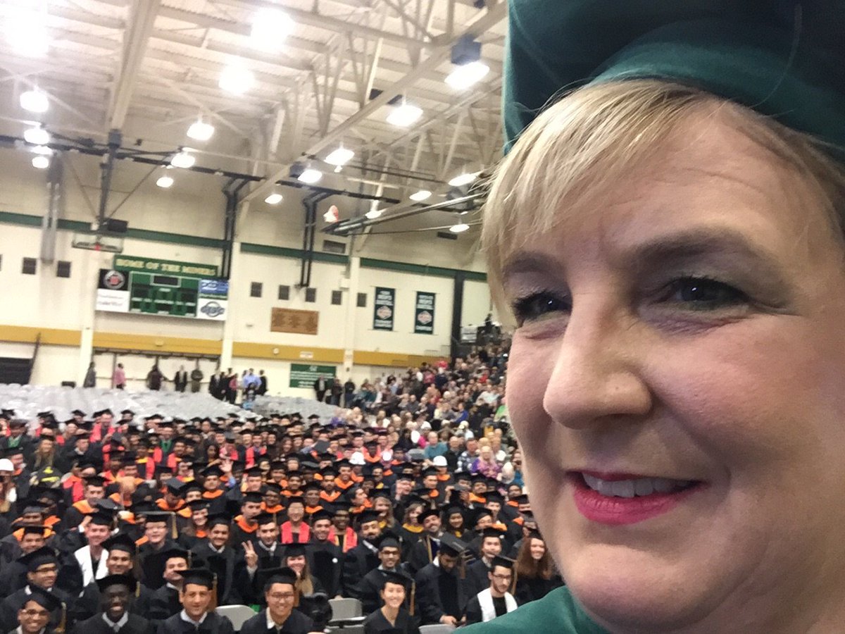 MissouriSandT's tweet image. .@SandTChancellor hanging out with a few @MissouriSandT graduates. Congrats to all of you! #GoMiners2015