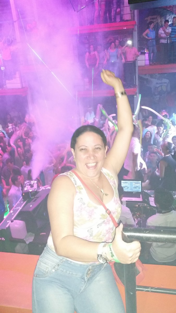 clamarul's tweet photo. @RadioPlaneta969 @kathleenmilady @KanarioAdolfo @favelamenga #FiestaWepa SÚPER...un buen cumple https://t.co/sSBCUYjiPs