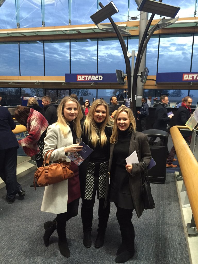 Luce231's tweet photo. With my girls at Ascot #races #horses #christmas #love https://t.co/QPlRrh9qY1
