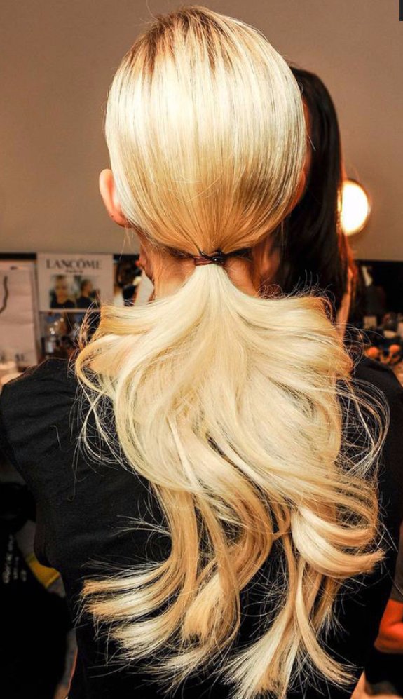 Ponytail

Jason Wu baja unos centímetros la típica coleta y le da un toque de volumen para hacerla más elaborada.