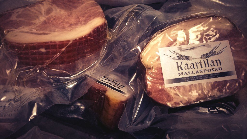mallaspossu's tweet photo. Pieniä naapuritervehdyksiä valmiiksi paketoituina. Ettei tule kinkkua paistaessa nälkä. #palvi #kasler #joulu https://t.co/lj94iUJuXe
