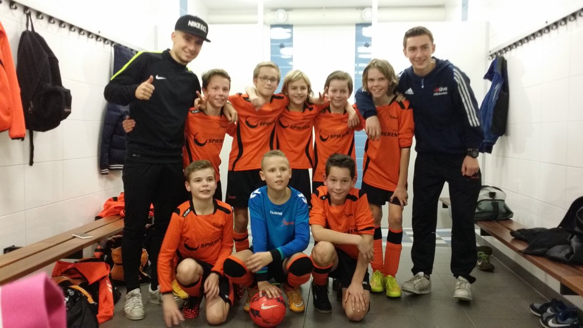 VoorwaartsE1's tweet photo. KAMPIOENEN! E-kampioen van de gemeente #voorst #zaalvoetbal #toppers @DeLaene https://t.co/CvNLTbow9q