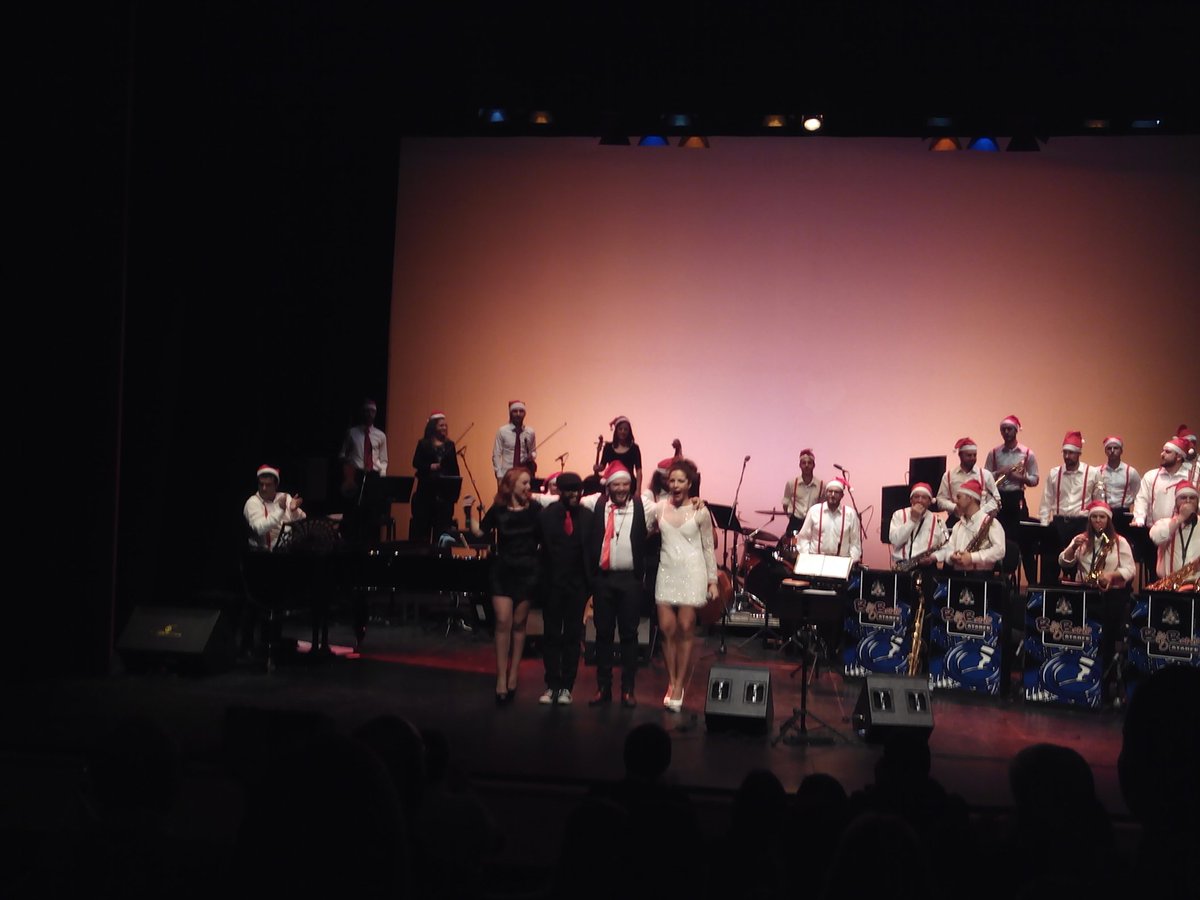 LitttleAngy_'s tweet photo. Algunas fotillos del concierto de ayer de la Big Band!, No puede haber más magia en un escenario. ARTISTAS!😭😻💘💜 https://t.co/1O9wss4up8