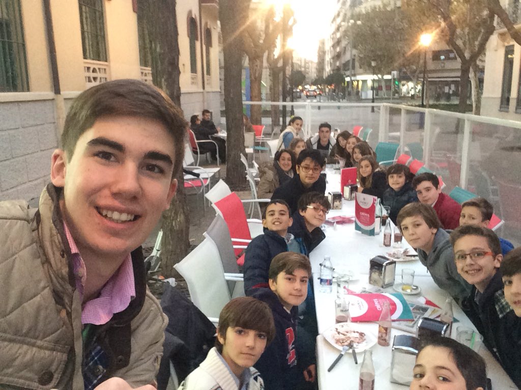 JMVAlbacete's tweet photo. Cogiendo fuerzas para vender calendarios a tope! #NND #CalendarioSolidario2016 https://t.co/UqCraJGIOc