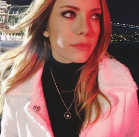 1998sedeff's tweet photo. güzeelliiiğiiimmm!! 😘😍💞 @edaeceu ❤💛❤💛❤💛 #İliskiDurumuKarısık #set
Elif GÜVENER🌼🌸🍁 https://t.co/H6oDGgiZFI
