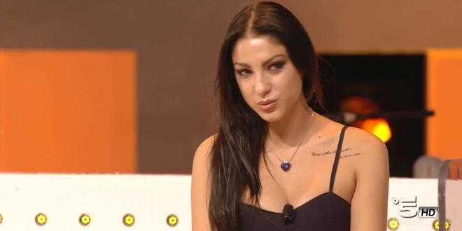 Alessandro8o's tweet photo. Federica, la prima concorrente del grande fratello dotata di un pensiero e capace di esprimerlo. #GF14 #verissimo https://t.co/peFOyTddHk