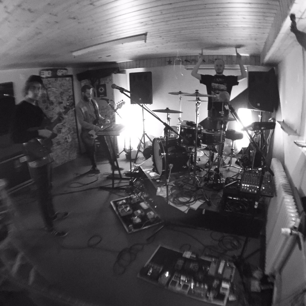 Heisskaltmusik's tweet photo. Fleissige Bienen sind wir, deshalb wird jetzt für das Stuttgart-Konzert am 22.12. geprobt! #albumwird #fleissig https://t.co/jLiAG0cRiC