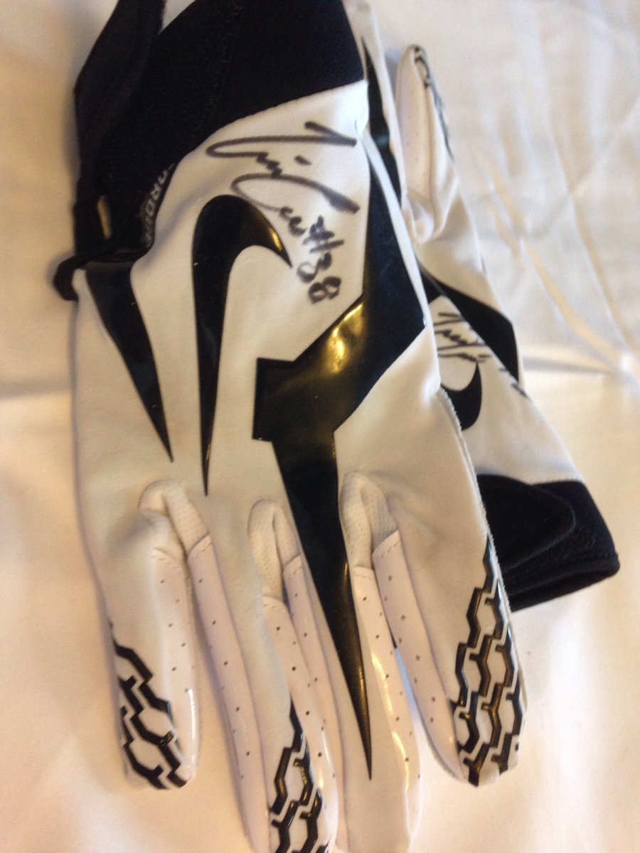 tj_carrie's tweet image. Only 19 winners! Like, RT &amp;amp; Follow to enter for #Raiders signed merchandise! Drawing held on December 30th #Win38