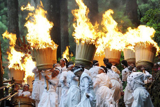 благовония эстетика. ритуалы буддистов. благовония дым. религиозная церемония агарбатти. благовония в буддийском храме.