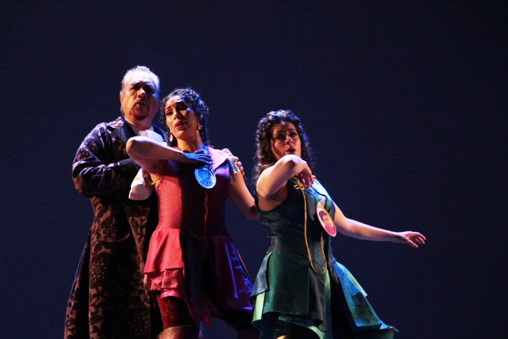 Hoy: Cosí fan tutte o La escuela de los amantes, ópera de W.A. Mozart con libreto de Lorenzo da Ponte.