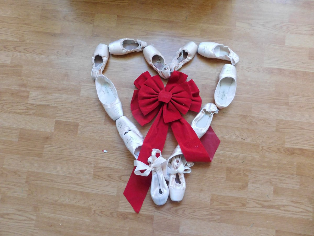 Creative_Refuge's tweet photo. Pointe shoe art for people with HIV/AIDS thanks to @sanfranciscoballet #pointeshoeart #charity  #arttherapy https://t.co/v7UhM0bycZ