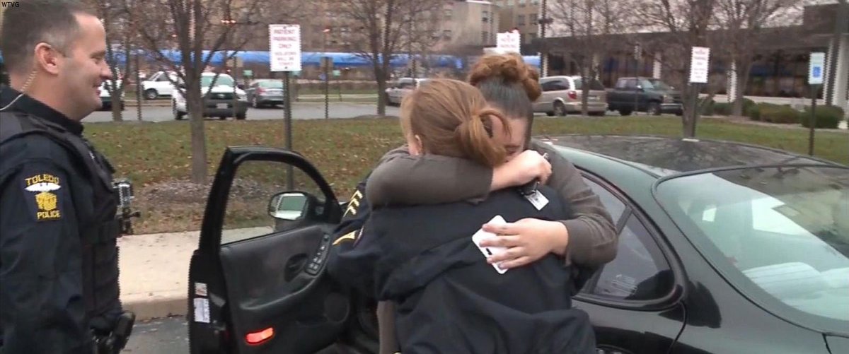 Ohio police officers pull over drivers and surprise them with gift cards instead of tickets abcn.ws/1PcSxqc
