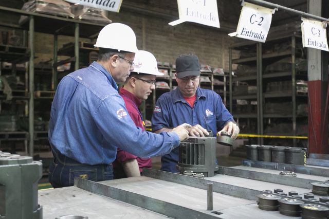 jaarreaza's tweet photo. Ayer llegamos de sorpresa a Venvidrio, Carabobo. Inspeccionamos y compartimos con trabajadores ¡Plena producción! https://t.co/jw46x4rv8K