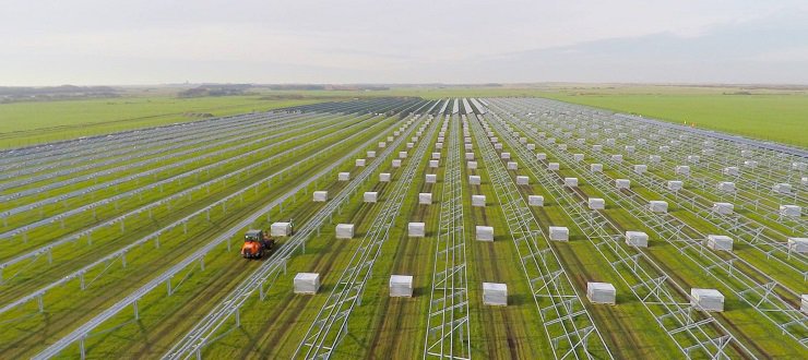 Alle 23.000 zonnepanelen van zonnepark Ameland geplaatst groenecourant.nl/zonne-energie/…