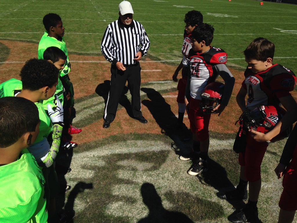 TDiaz_TBSC's tweet photo. Game 3 coin toss b/w the Pinecrest Pilots (TCYFCC) & Bay Area Eagles (MFFCC)! Great day for football. #GDOCFootball https://t.co/s2zRNI5TpW