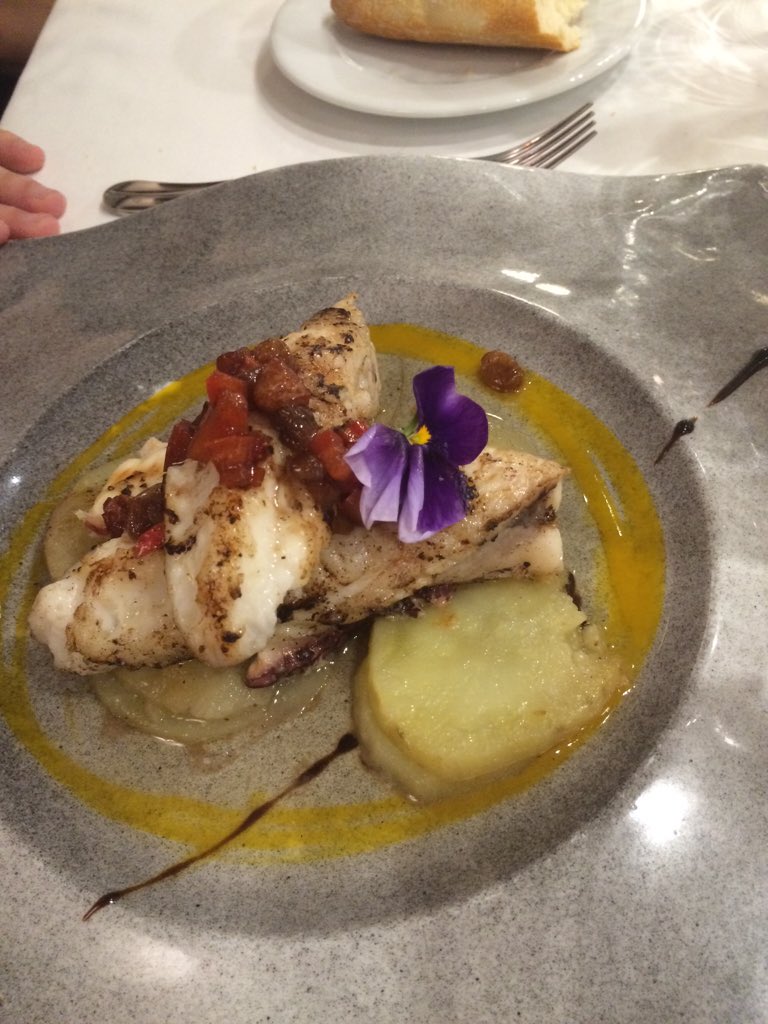 Carlos_Elorza's tweet photo. Ayer estrenamos la nueva etapa de @Urepelrest by @LaMuralladeSS. Buena cocina y servicio excelente 😋😋😋 https://t.co/k6VJowTXbq