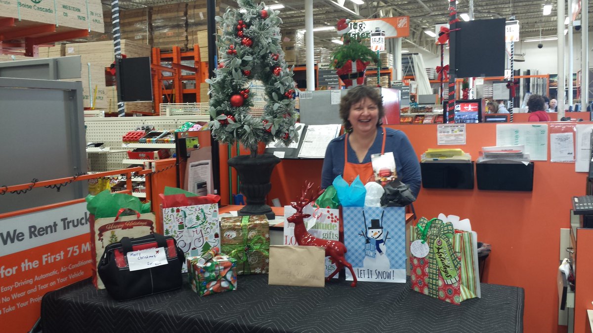 gianosmaria's tweet photo. Cashiers christmas celebration @4878🍰🍭🎅😆☺@Val_254 @Halco21 https://t.co/3LmRCtcM92