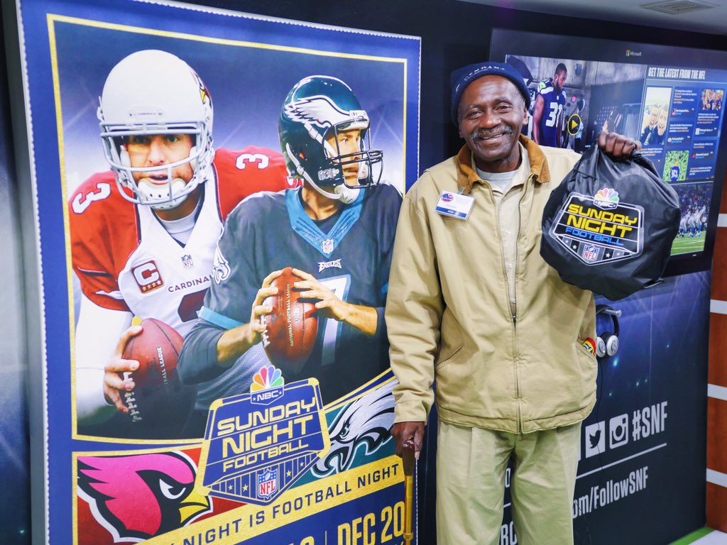 The #SNF Bus visited the Veterans Multi-Service Center for the Season of Kindness! #ShareKindness #AZvsPHI