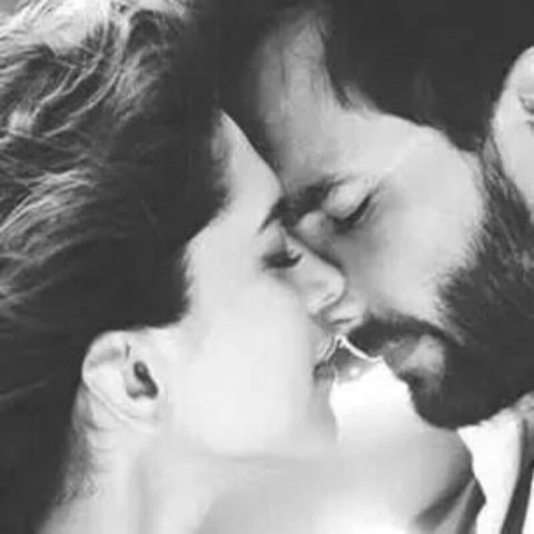 #ارفض_الحب 
إن لم يکن لک
#و_اغلق #بآب_قلبي 
#إن_لم تکن انت نبض اوردتي

#فيض