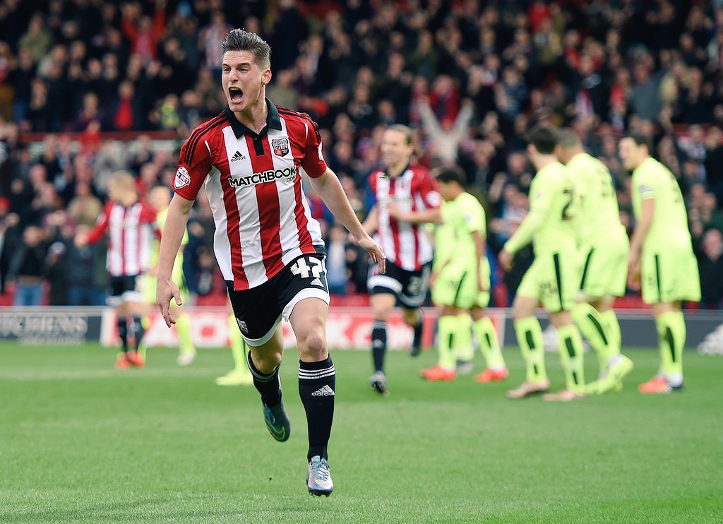 sergicanos's tweet photo. What a feeling this is!! Happy with that win today vs Huddersfield and even more for scoring😃 Merry Christmas bees🐝🐝 https://t.co/iWMPdS3Ndr