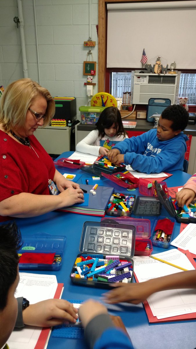 happymath4u's tweet photo. Building models with Legos to help answer area word problems w/Mrs. Curry.  @LWallace4u @PhillipsAveElem #phwaves https://t.co/X0c6pbVtfQ
