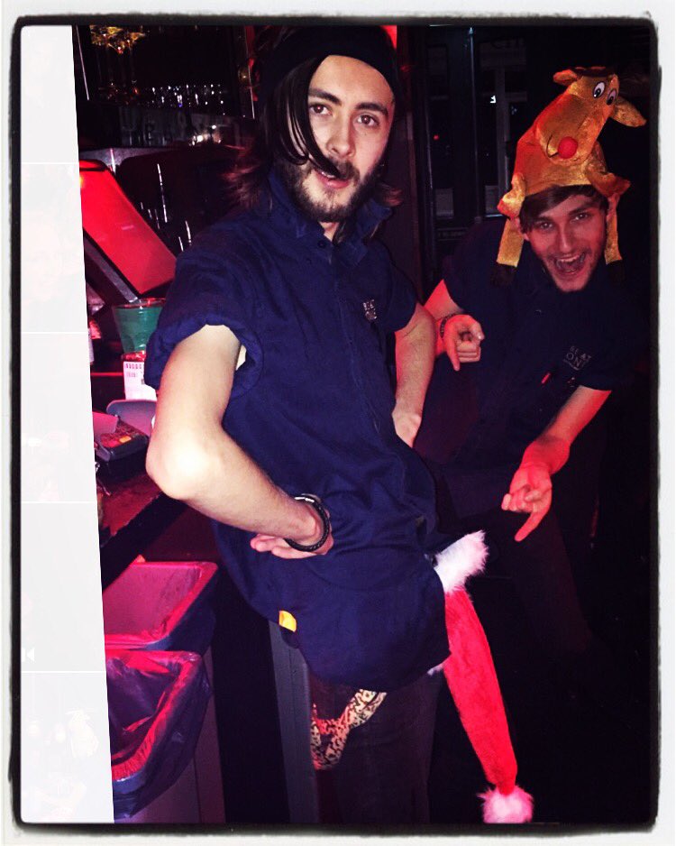 BeAtOne_RG's tweet image. I caught mummy kissing Santa...... #Christmas #beatone