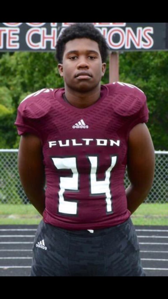 aBaseballTweet's tweet image. HS football player Zaevion Dobson was killed Friday night. Prayers go out to you, your family, friends,&amp;amp; teammates 🙏