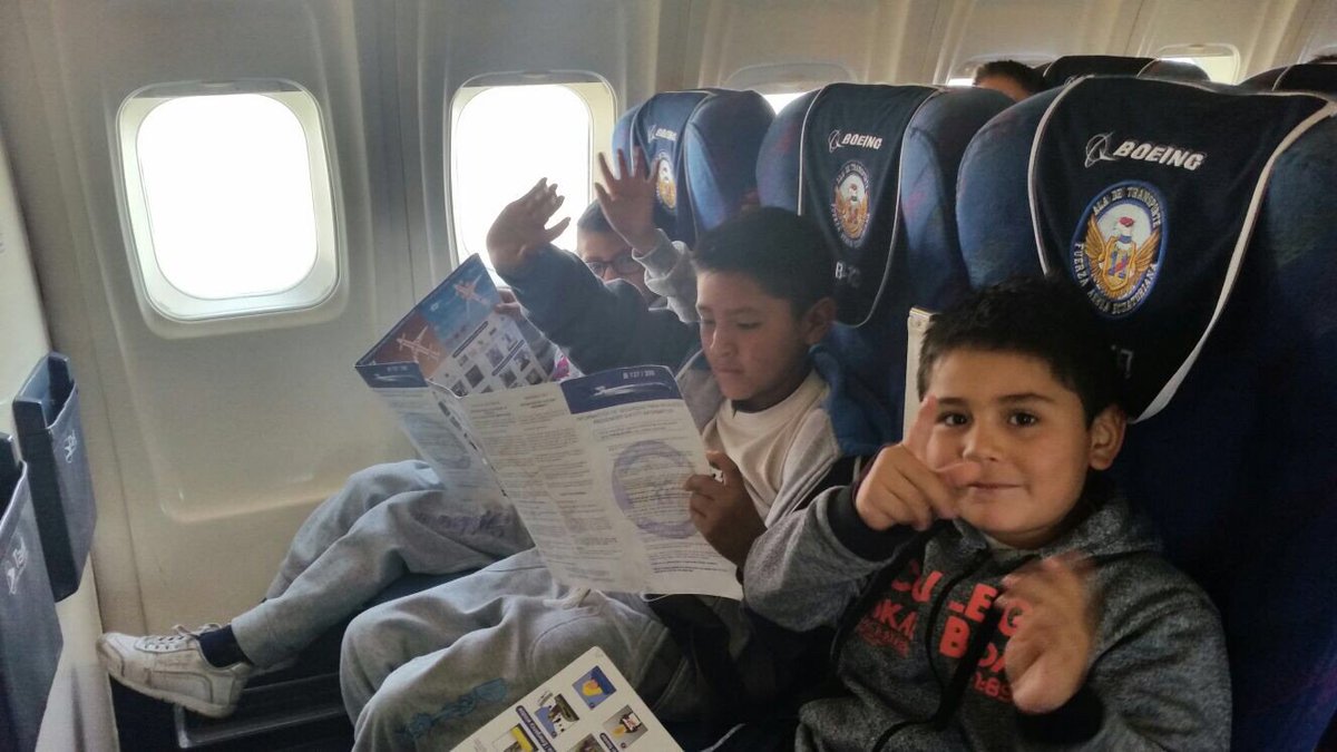 FuerzaAereaEc's tweet photo. Niños del personal de Brig. de Fuerzas Especiales No. 9 sobrevolaron prov. #Cotopaxi en #AlasParaLaAlegría de #FAE https://t.co/GVeVq6dgpg