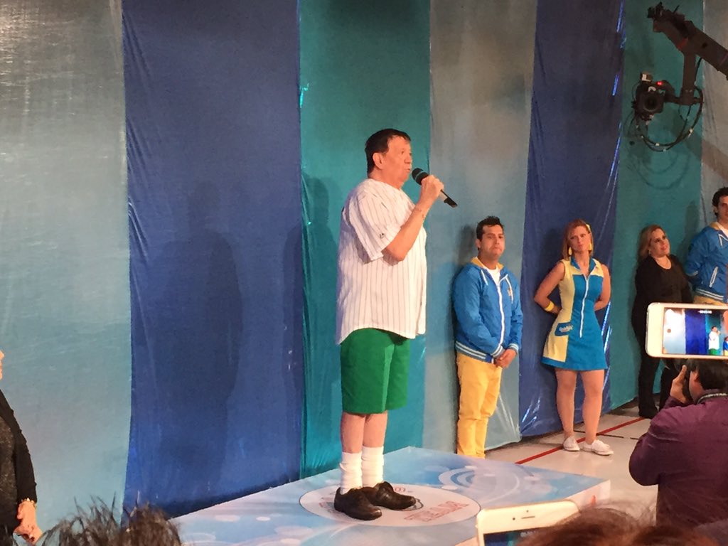 'Chabelo' agradece al público en última grabación de 'En Familia' - CWnKskOUAAAZL4J