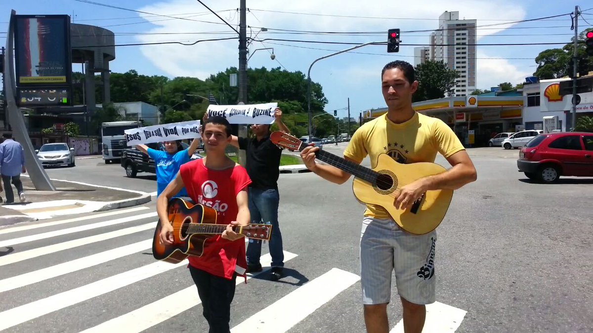 samu2511's tweet photo. Intervenção de esperança no semáforo no Jaçanã. Jovens da Missão! https://t.co/TRpy4Eh9qY