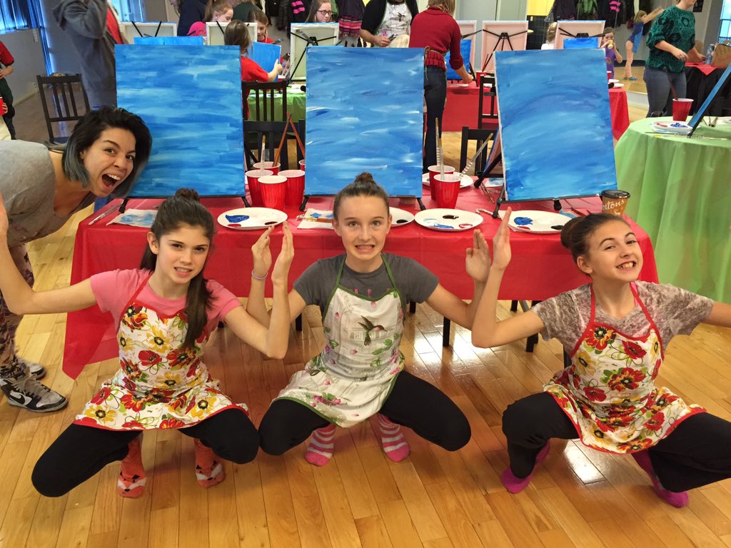 ReleverDance's tweet image. Having some fun at Holiday Cocoa &amp;amp; Paint! 🎨 ☕️ #InstagramSmiles #photobomber #BurlON