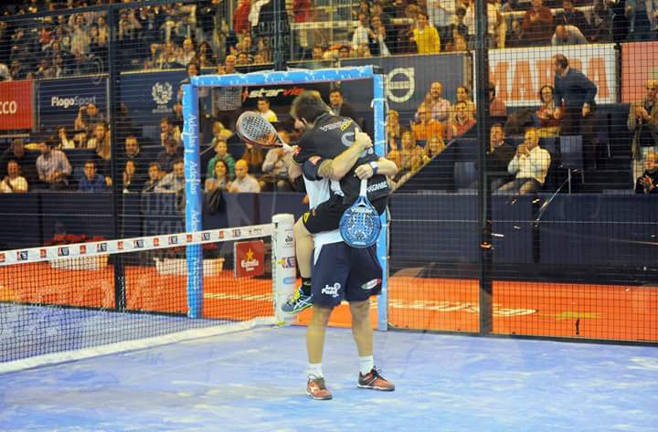 padelon's tweet photo. 1/2 🚹 #WPTMasterFinal4
@RamiMoyano @maxigrabiel Finalistas. Ganan 1-6 6-3 6-4 a @juanimieres @sanyoGutierrez 👏👏👏 https://t.co/oaSTJN17ny