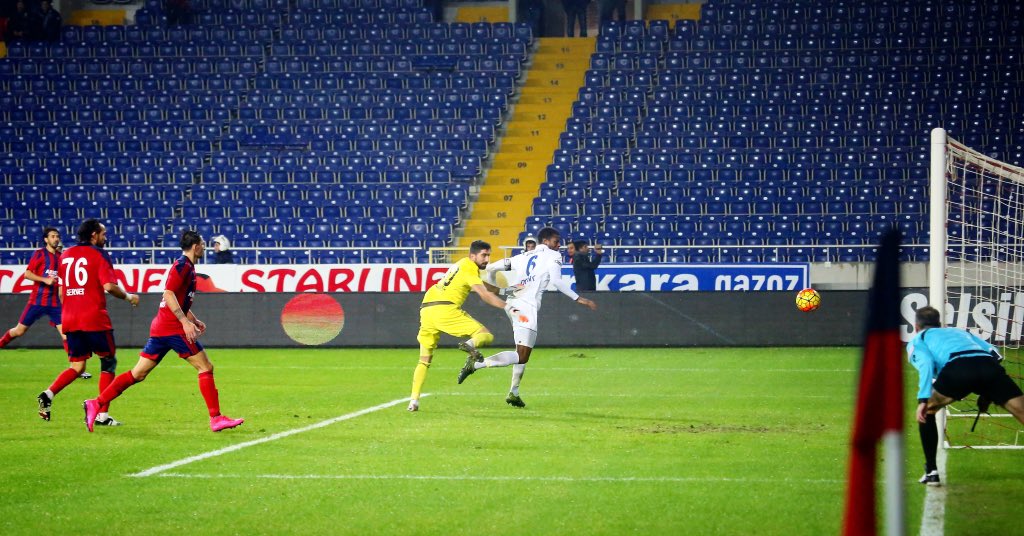 kasimpasa's tweet photo. Galibiyeti getiren gol vuruşu! #RyanDonk #RHD6 https://t.co/DNsuhx3kAA